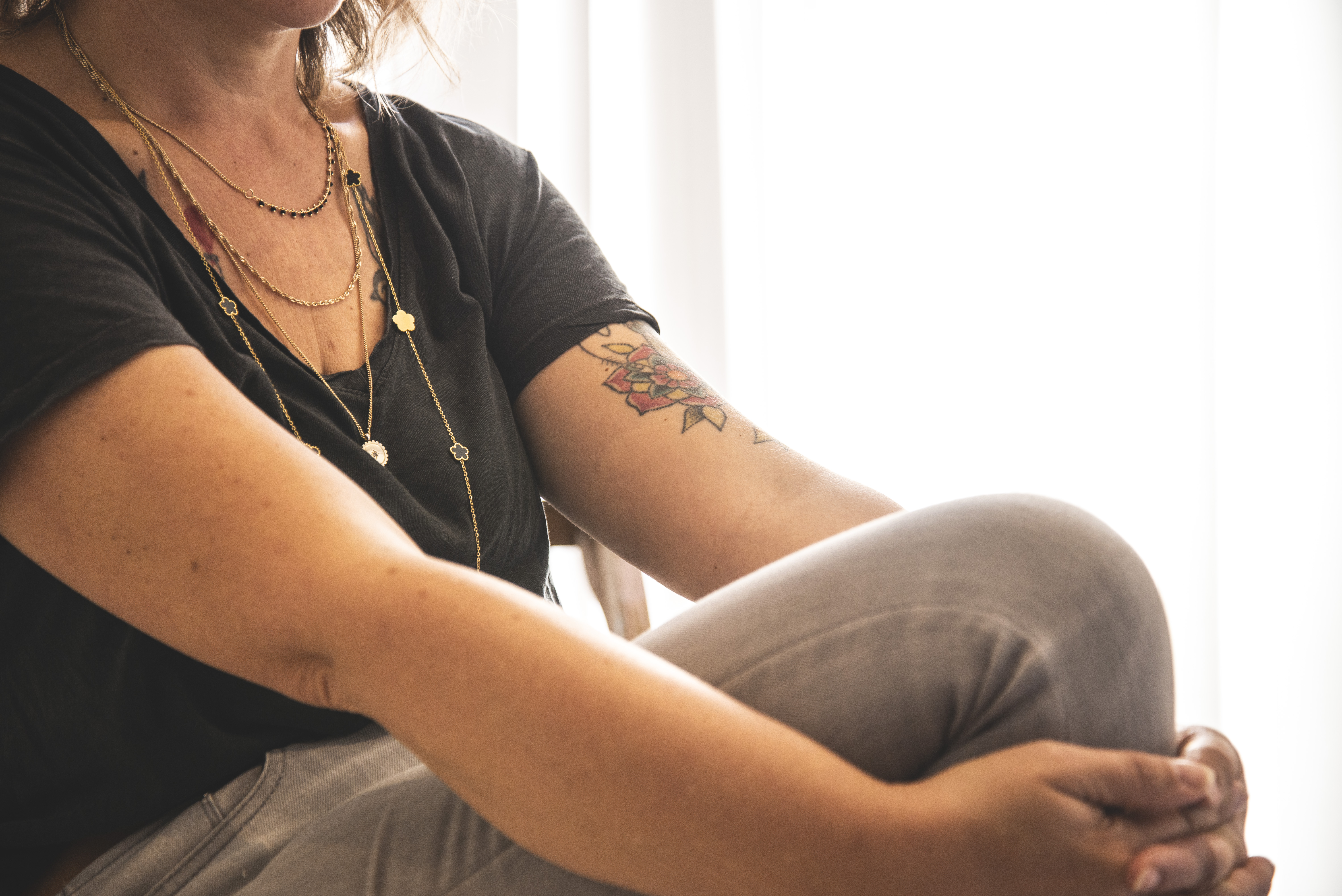 Gros plan sur les bras tatoués de Cécile Creiche